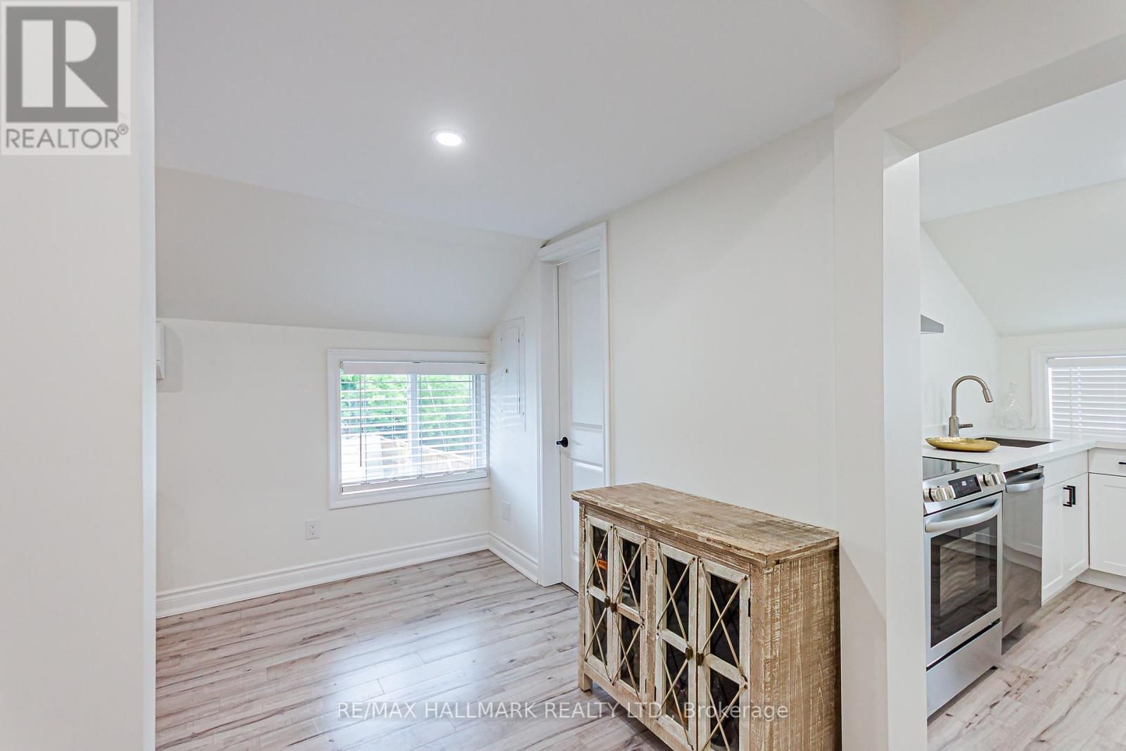 2 - 930 LAKE DRIVE EAST Image 15