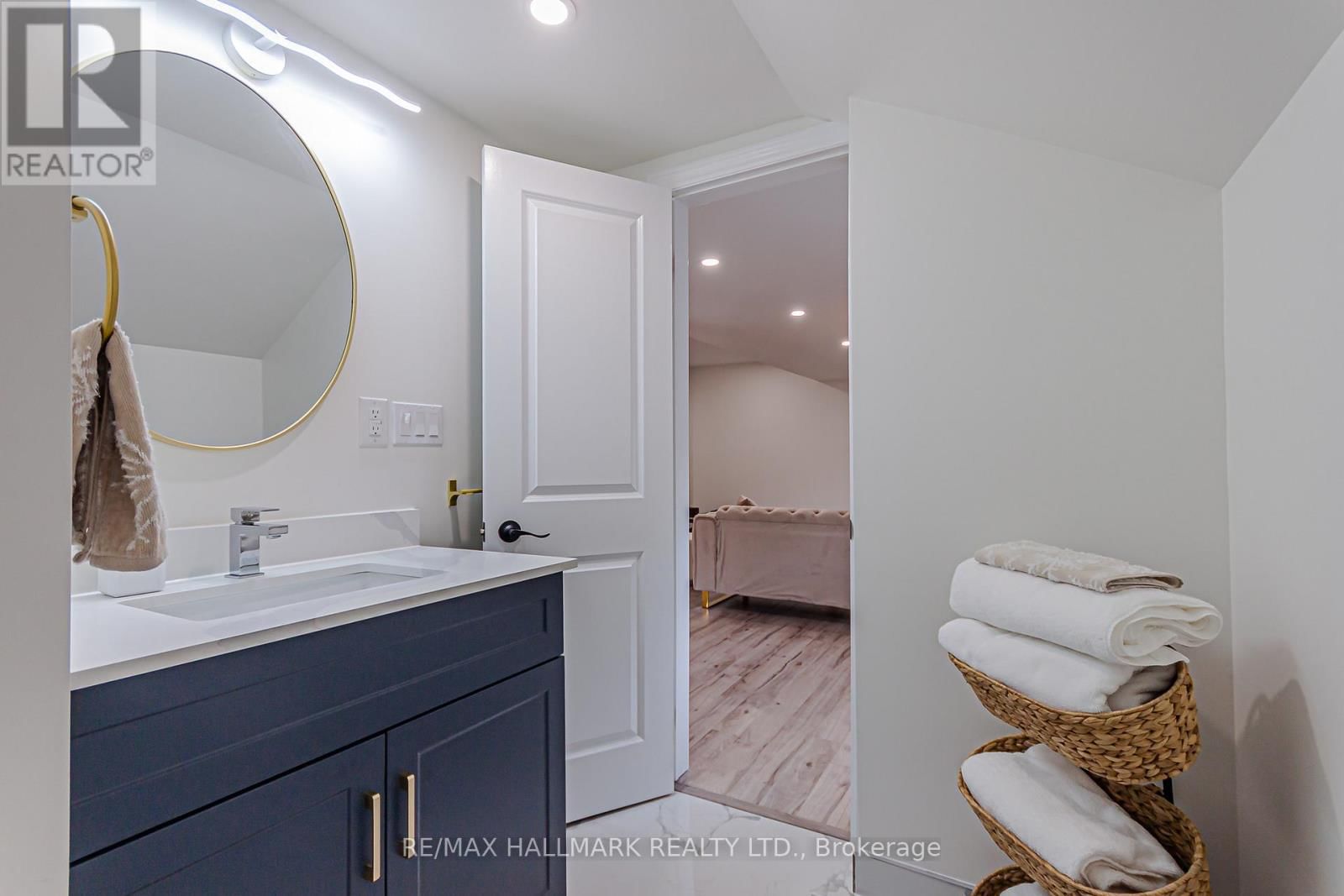 2 - 930 LAKE DRIVE EAST Image 21