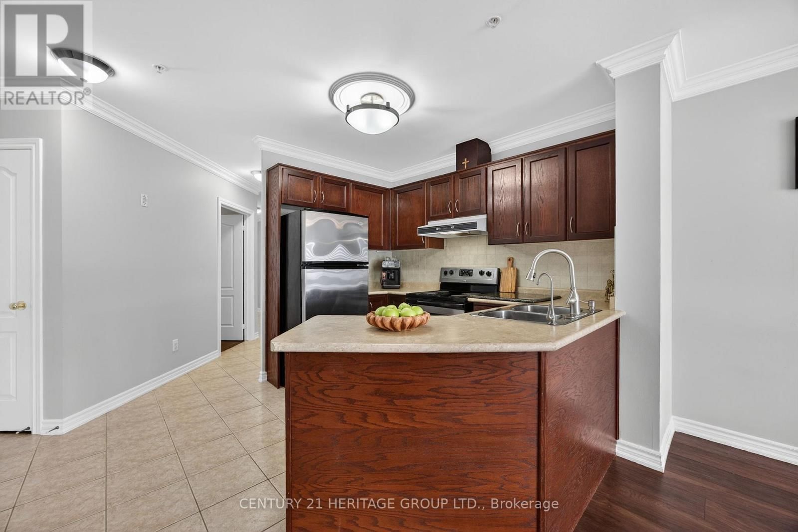 214 - 112 SIMCOE ROAD Image 6