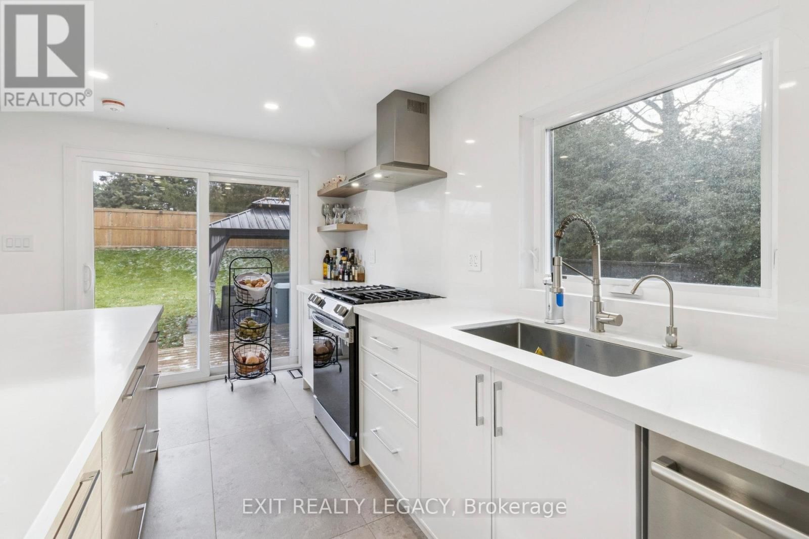 4 OAK COURT Image 12