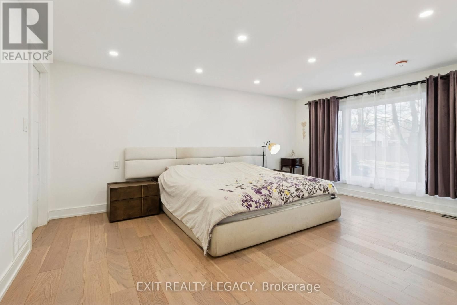 4 OAK COURT Image 13