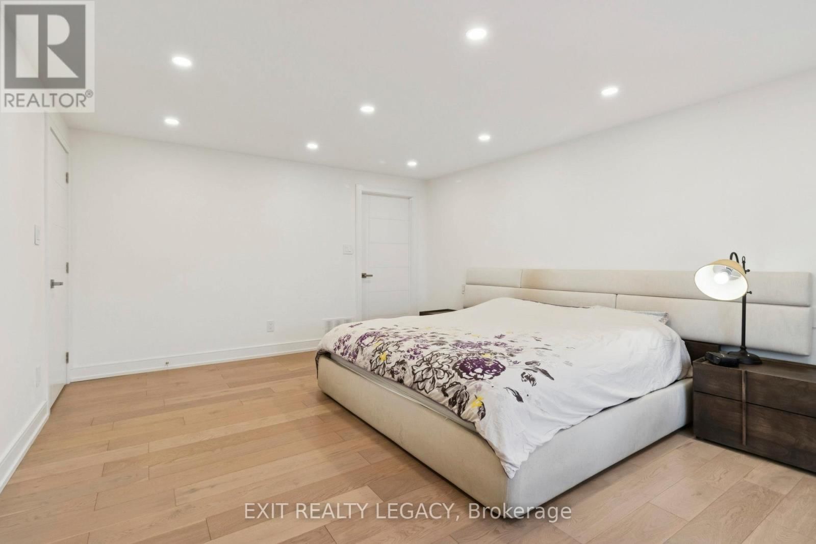 4 OAK COURT Image 14