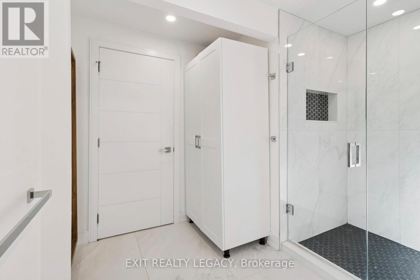 4 OAK COURT Image 16