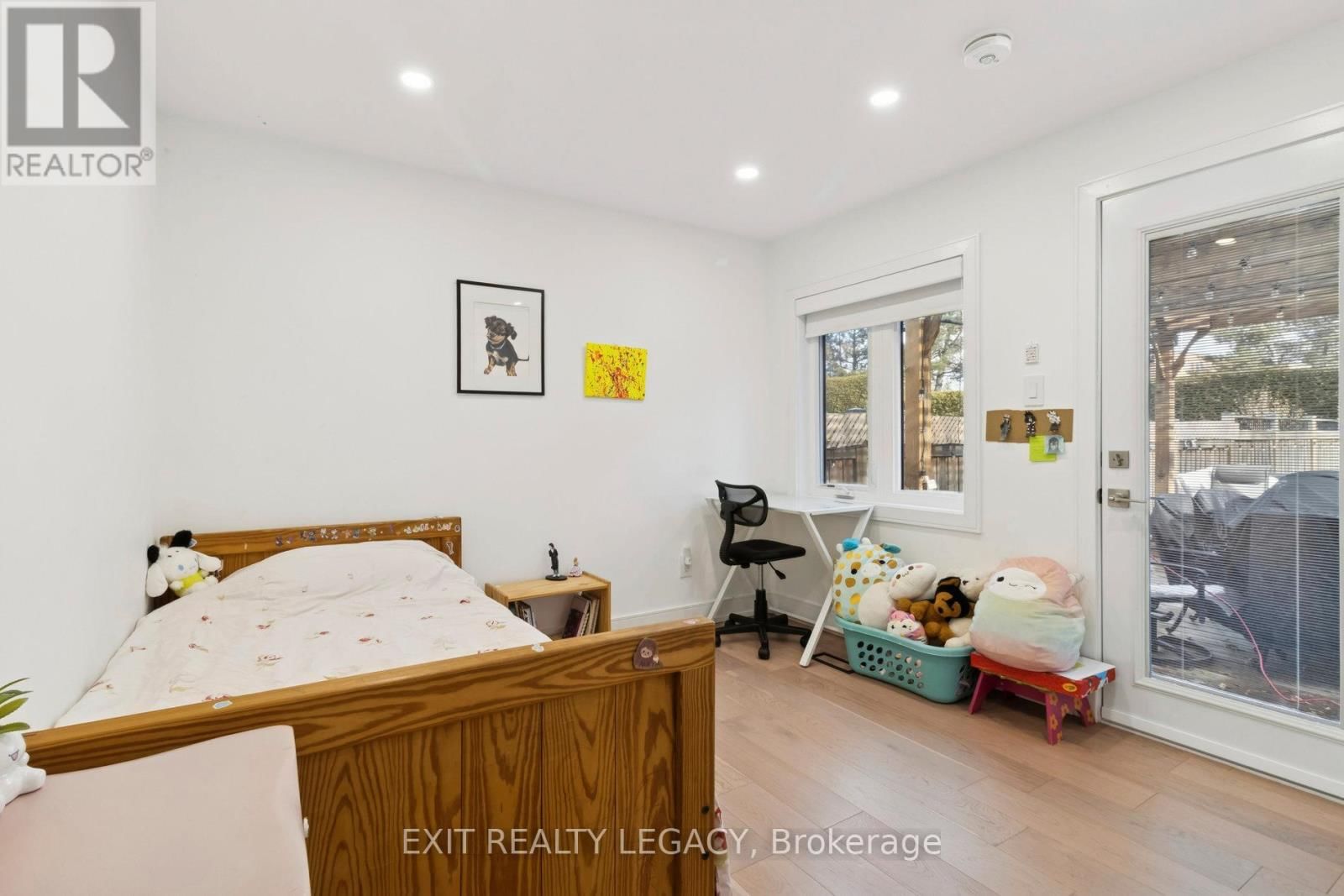 4 OAK COURT Image 17