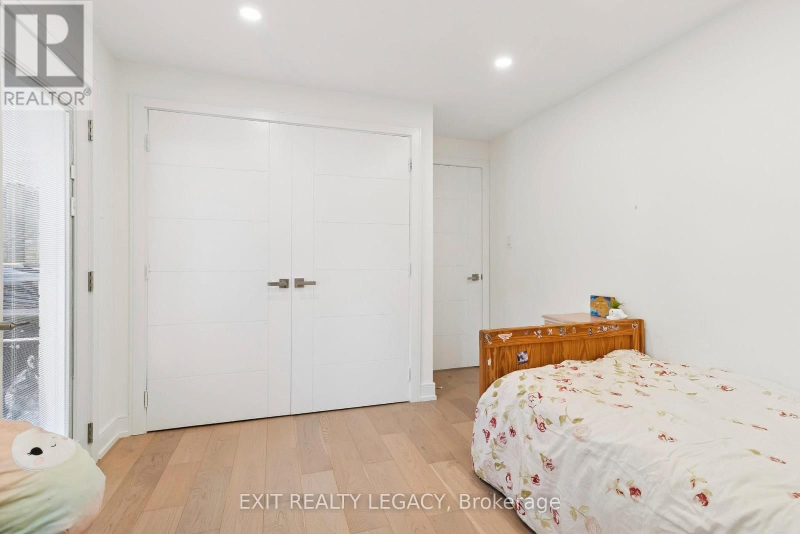 4 OAK COURT Image 19