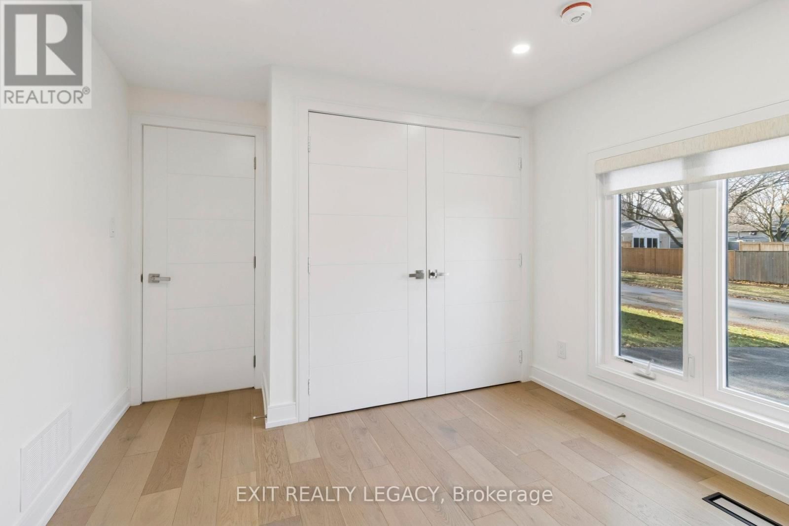 4 OAK COURT Image 23