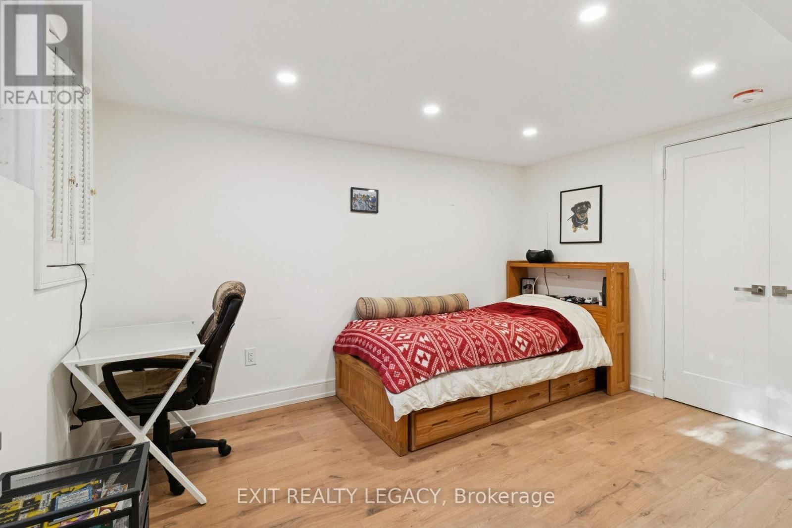 4 OAK COURT Image 24