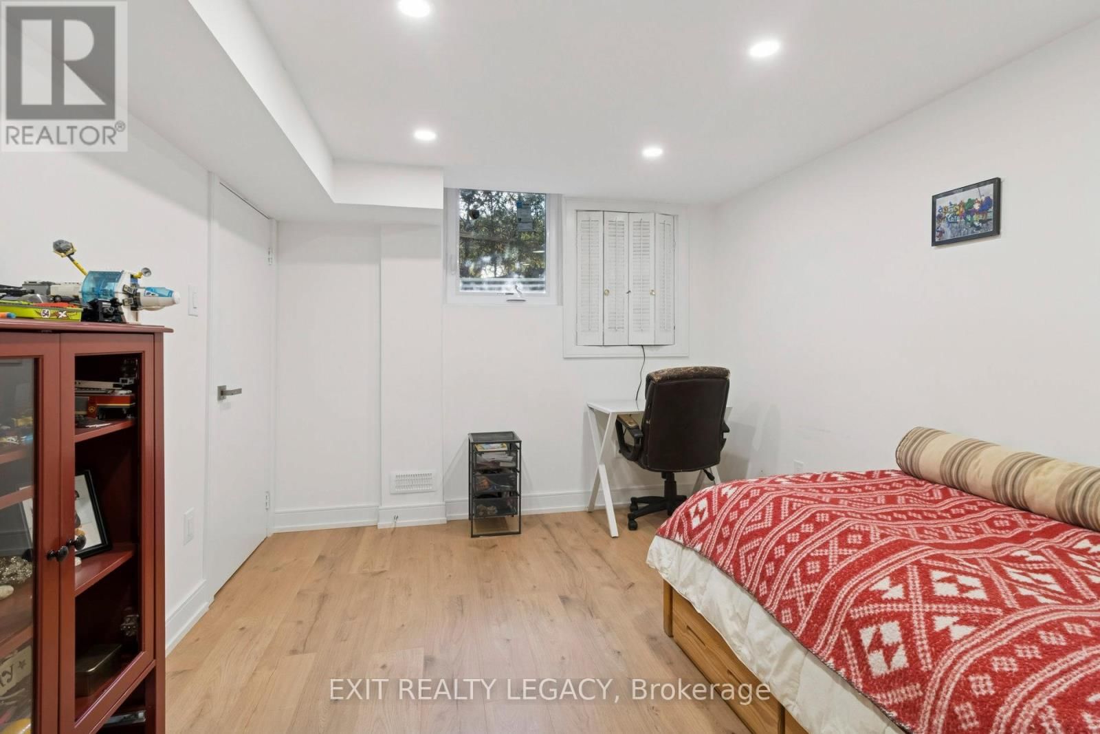 4 OAK COURT Image 25