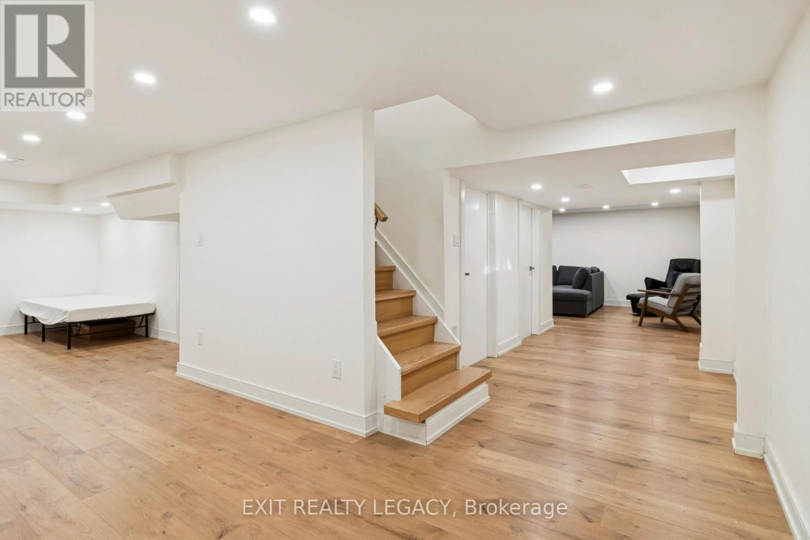 4 OAK COURT Image 26