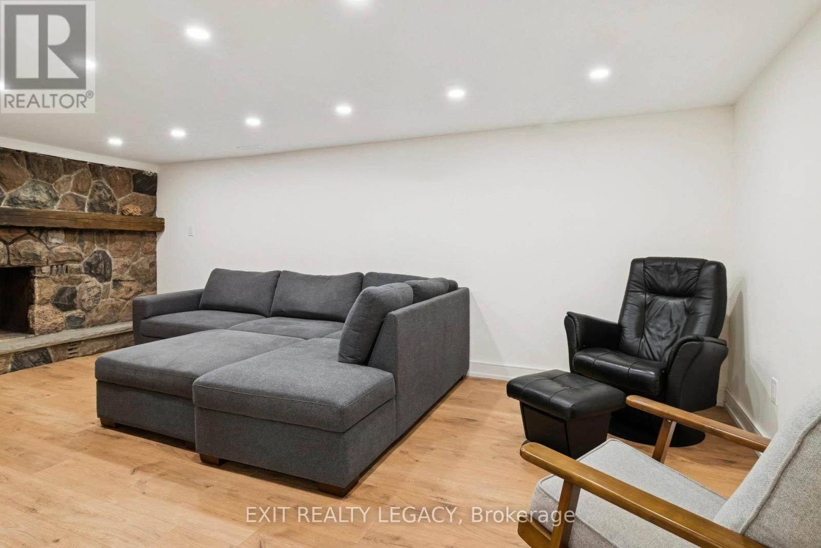 4 OAK COURT Image 27