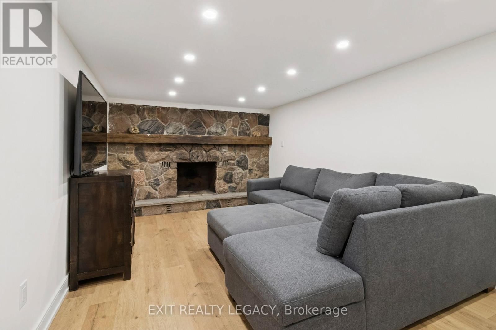 4 OAK COURT Image 28