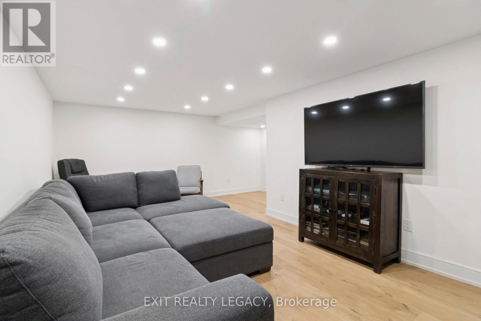 4 OAK COURT Image 29