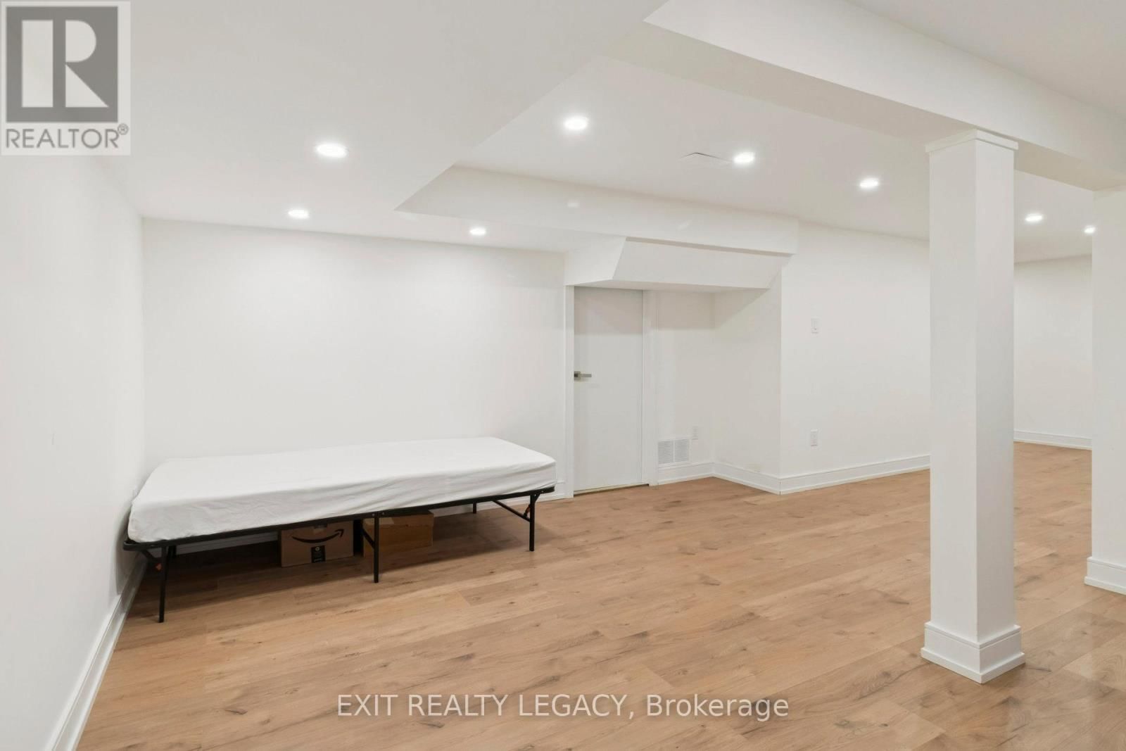 4 OAK COURT Image 30