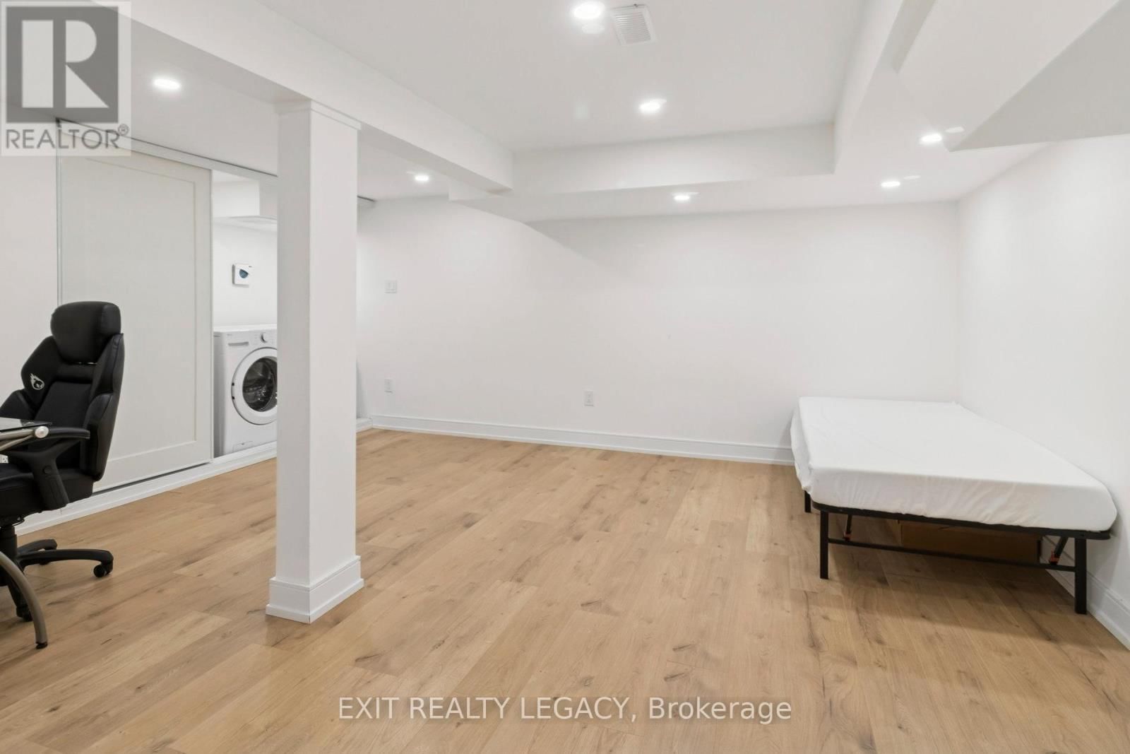 4 OAK COURT Image 31