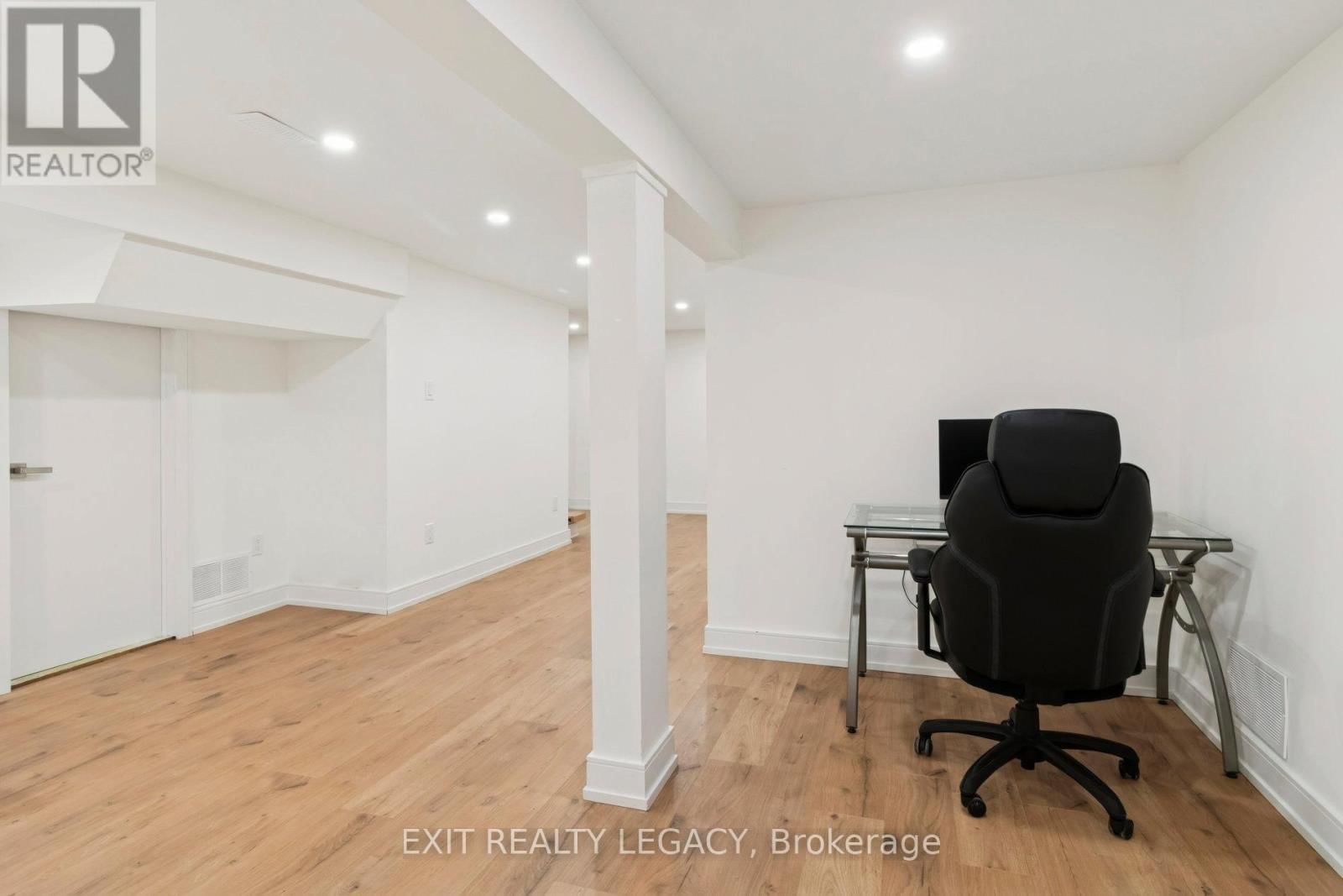 4 OAK COURT Image 32