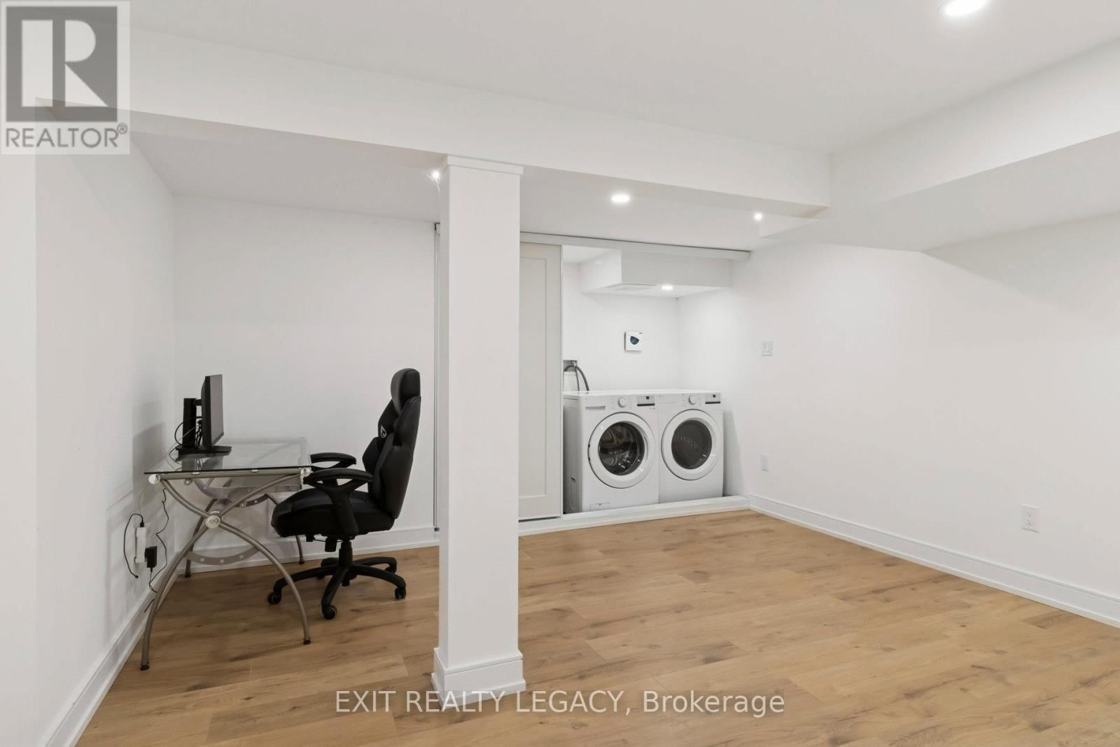 4 OAK COURT Image 33