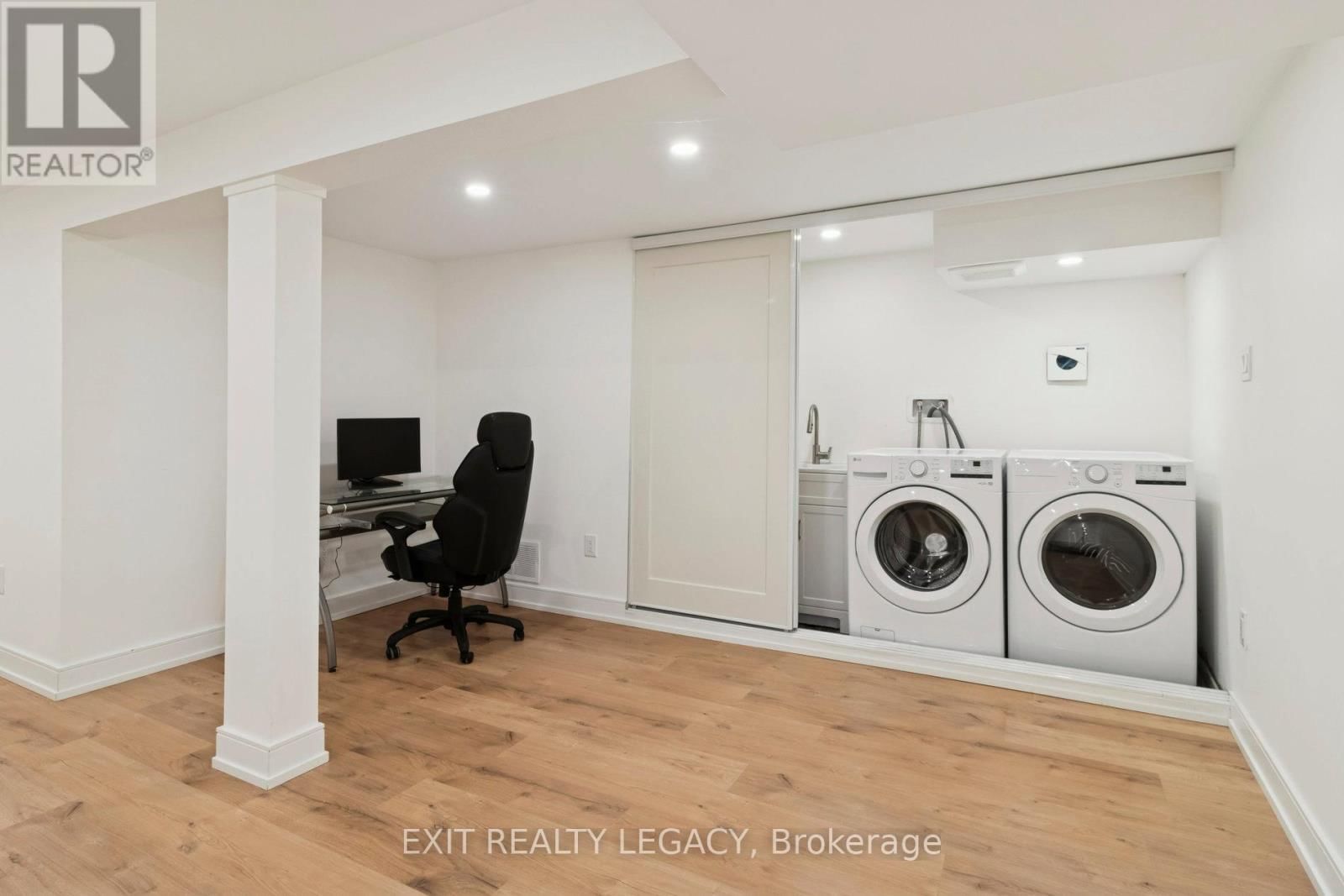 4 OAK COURT Image 34