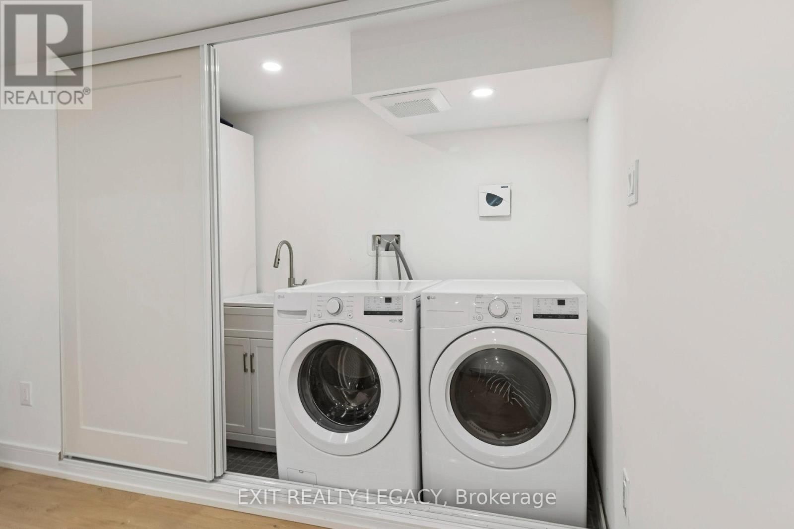 4 OAK COURT Image 35