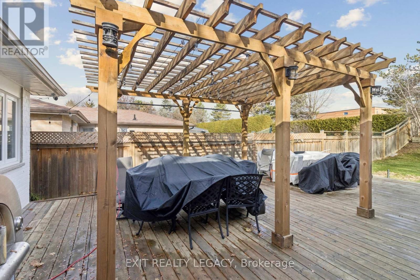 4 OAK COURT Image 40