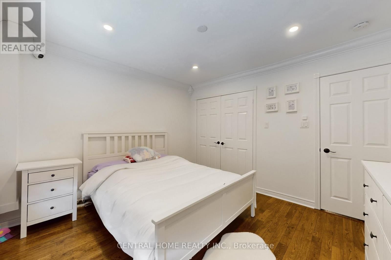 28 THEOBALD'S CIRCLE Image 26