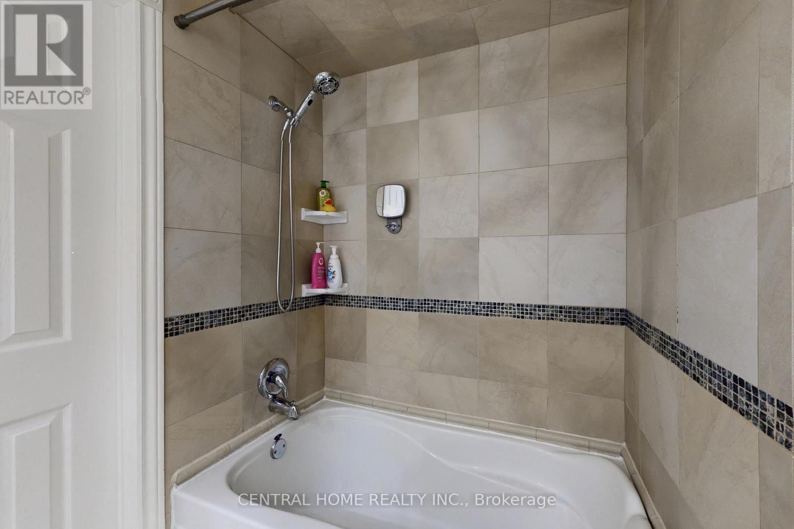 28 THEOBALD'S CIRCLE Image 33