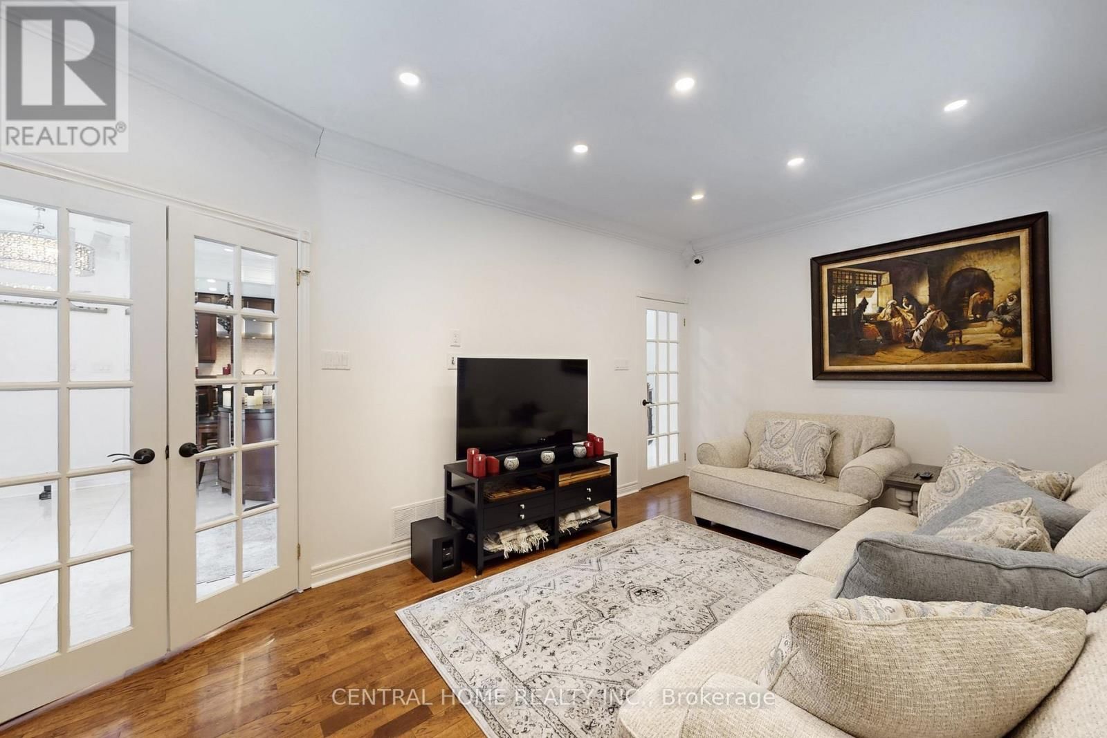 28 THEOBALD'S CIRCLE Image 8