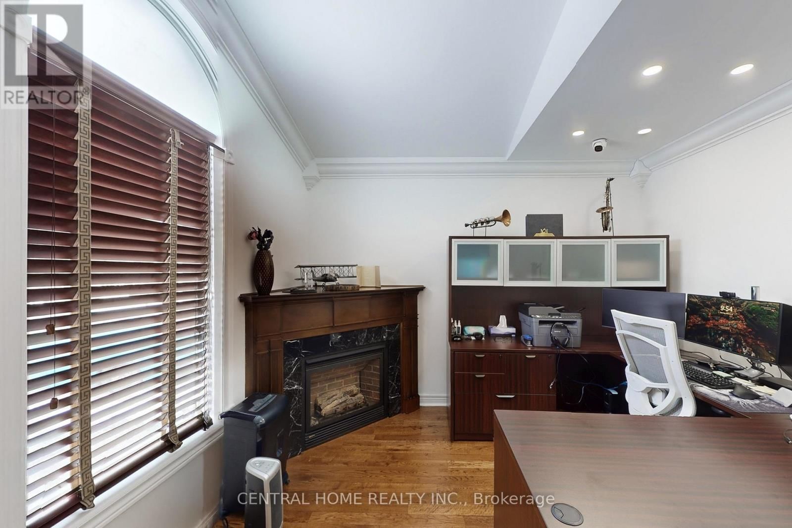 28 THEOBALD'S CIRCLE Image 9