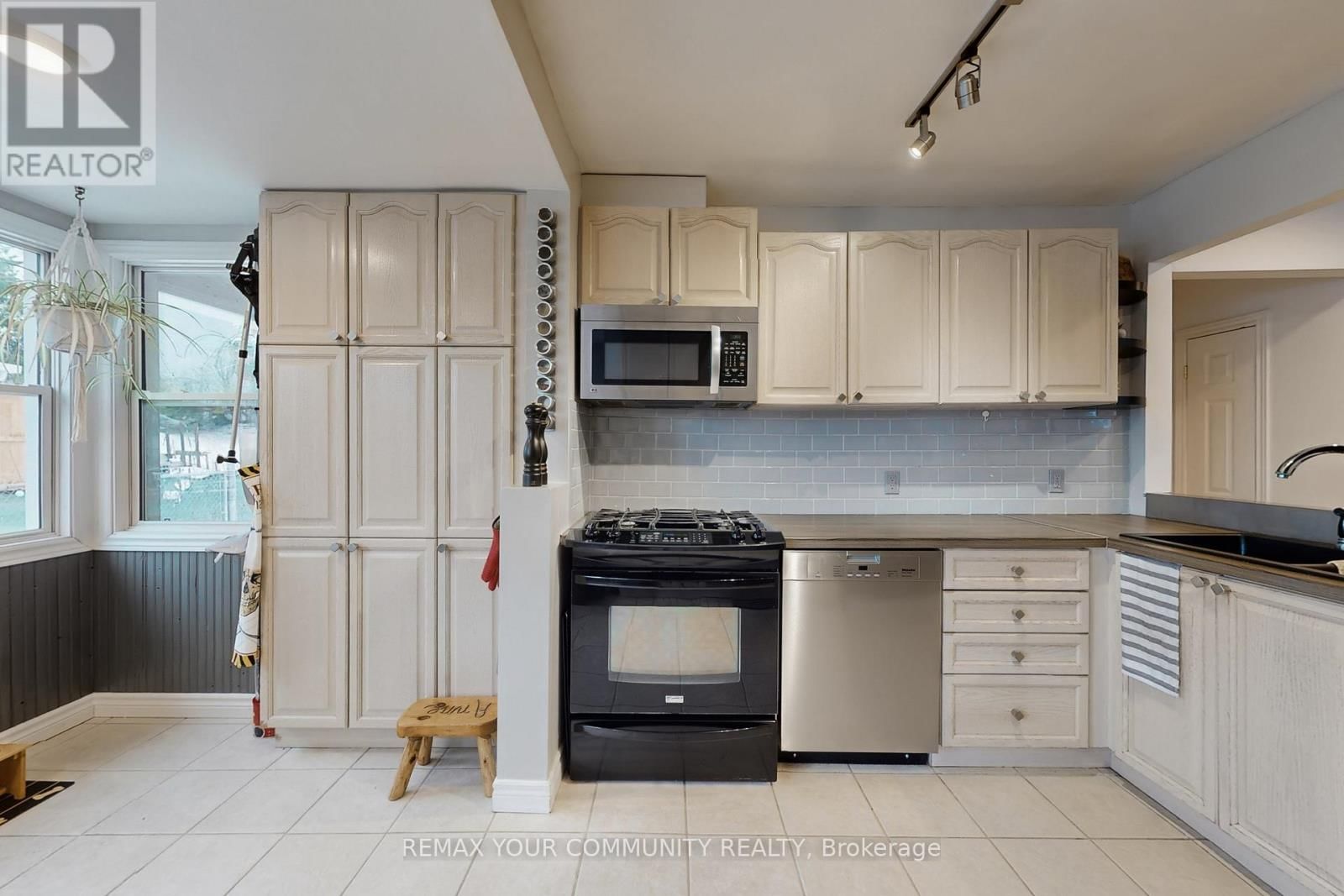 8 VICTOR DRIVE Image 10