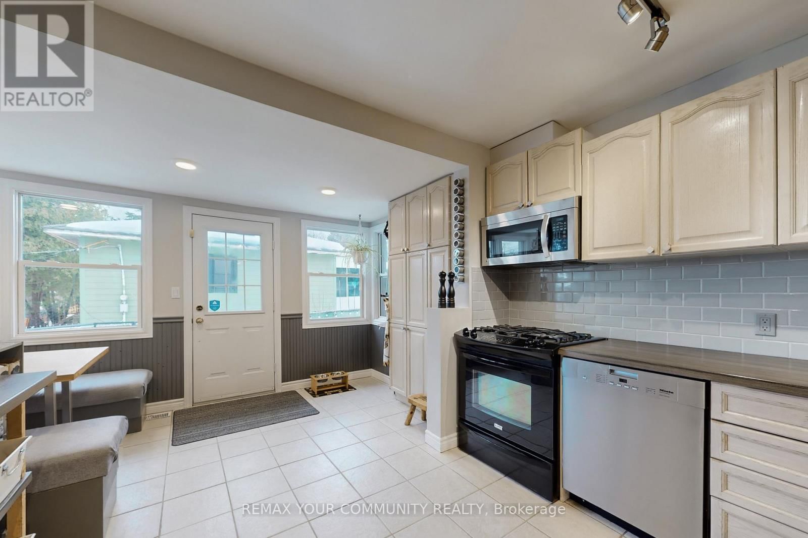 8 VICTOR DRIVE Image 11