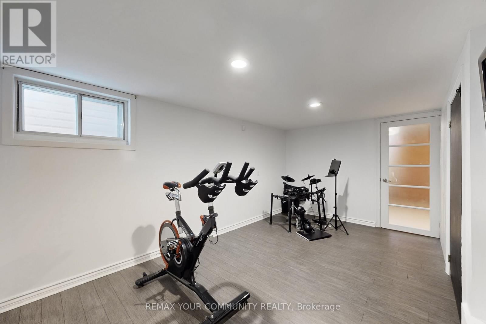 8 VICTOR DRIVE Image 21