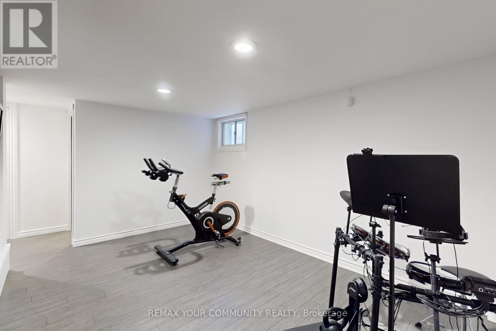 8 VICTOR DRIVE Image 22