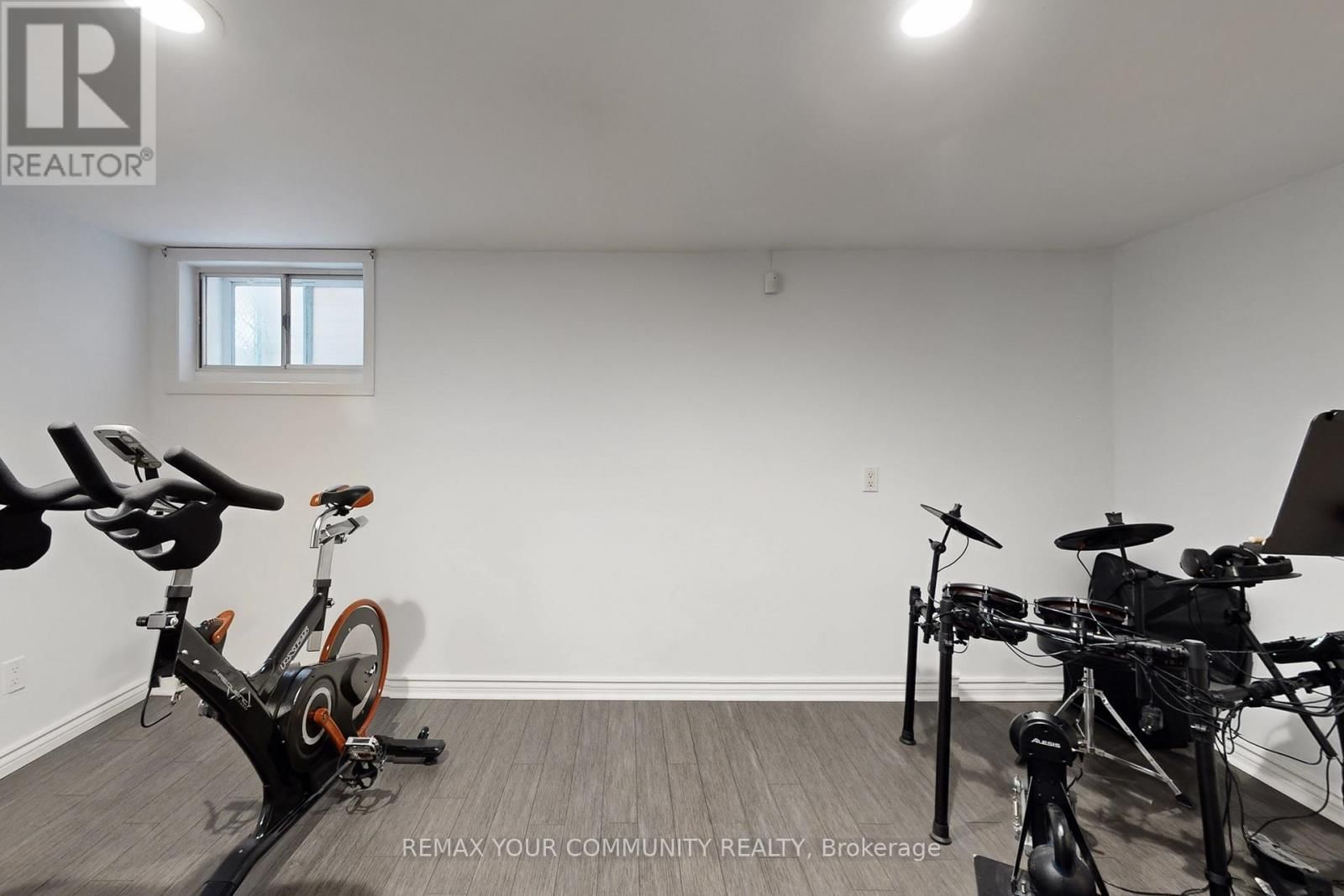 8 VICTOR DRIVE Image 23