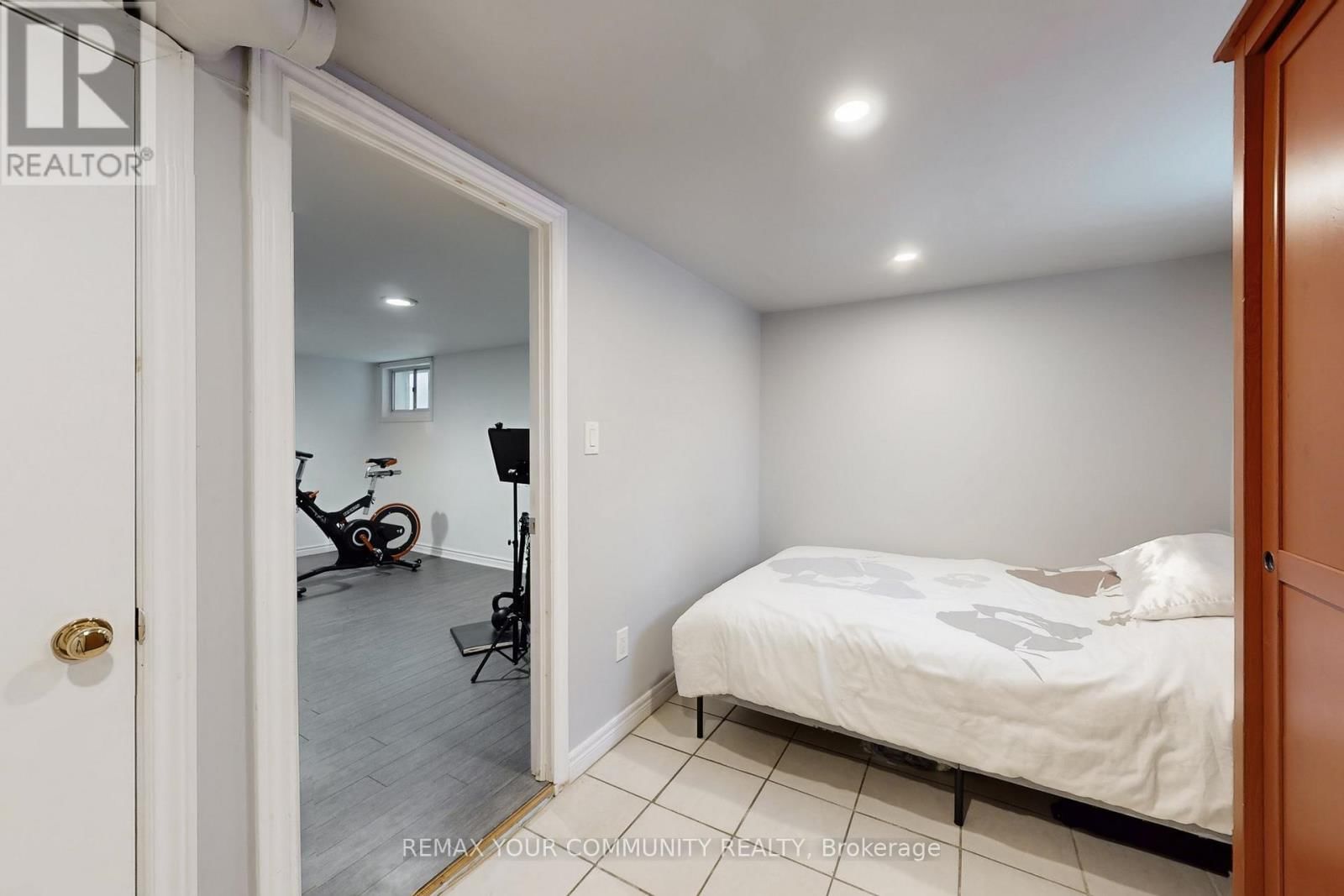 8 VICTOR DRIVE Image 25