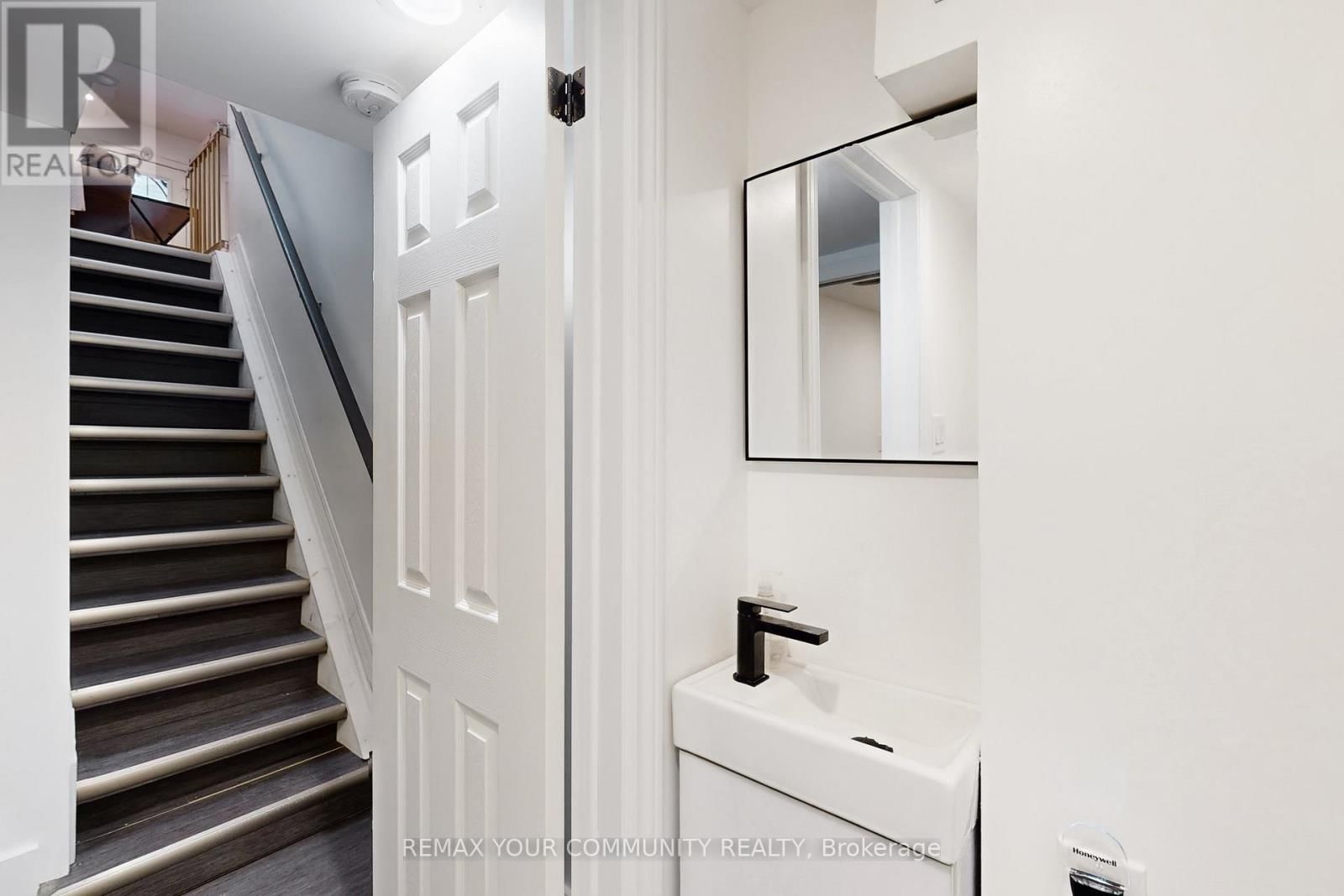 8 VICTOR DRIVE Image 26