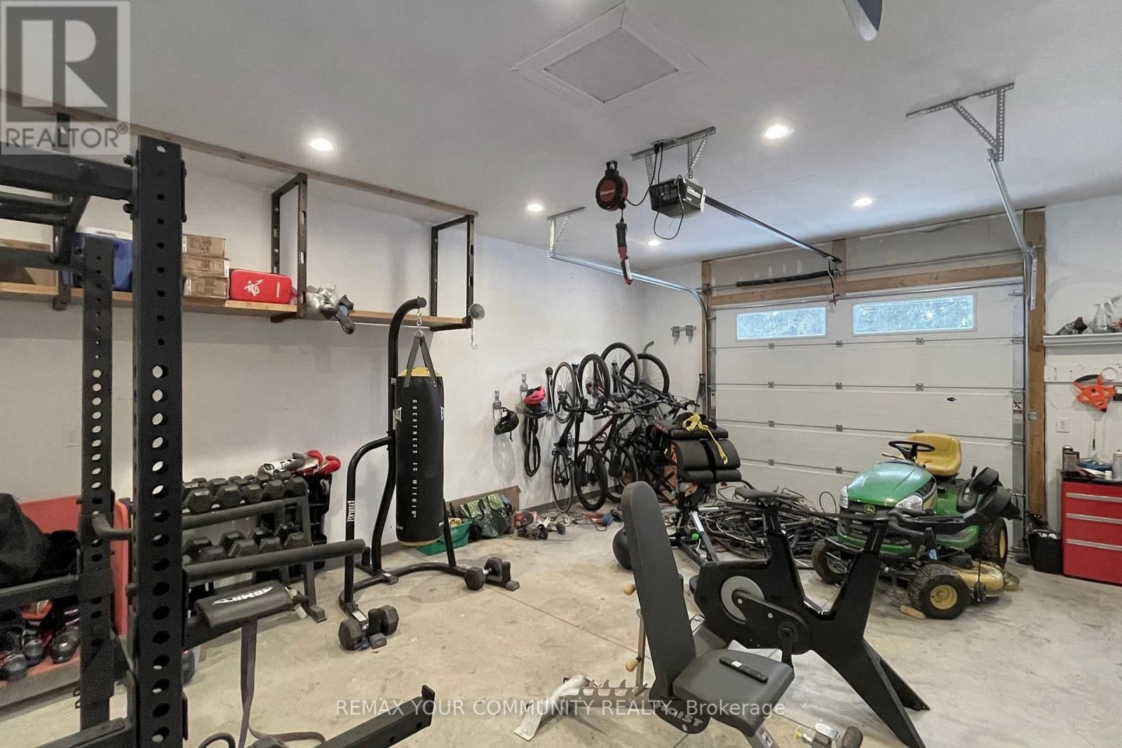 8 VICTOR DRIVE Image 30