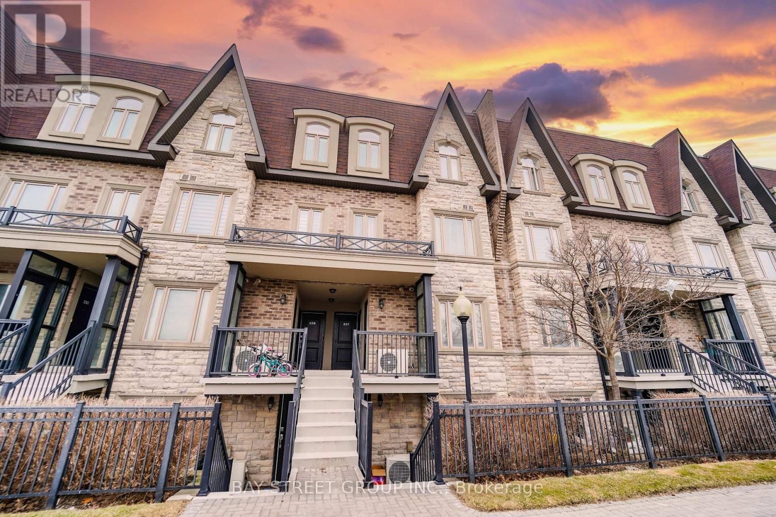 227 - 320 JOHN STREET Image 1