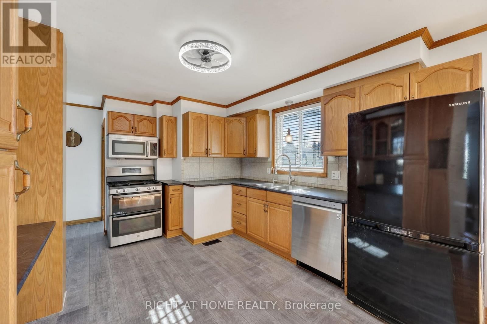 246 CALFORD STREET Image 12