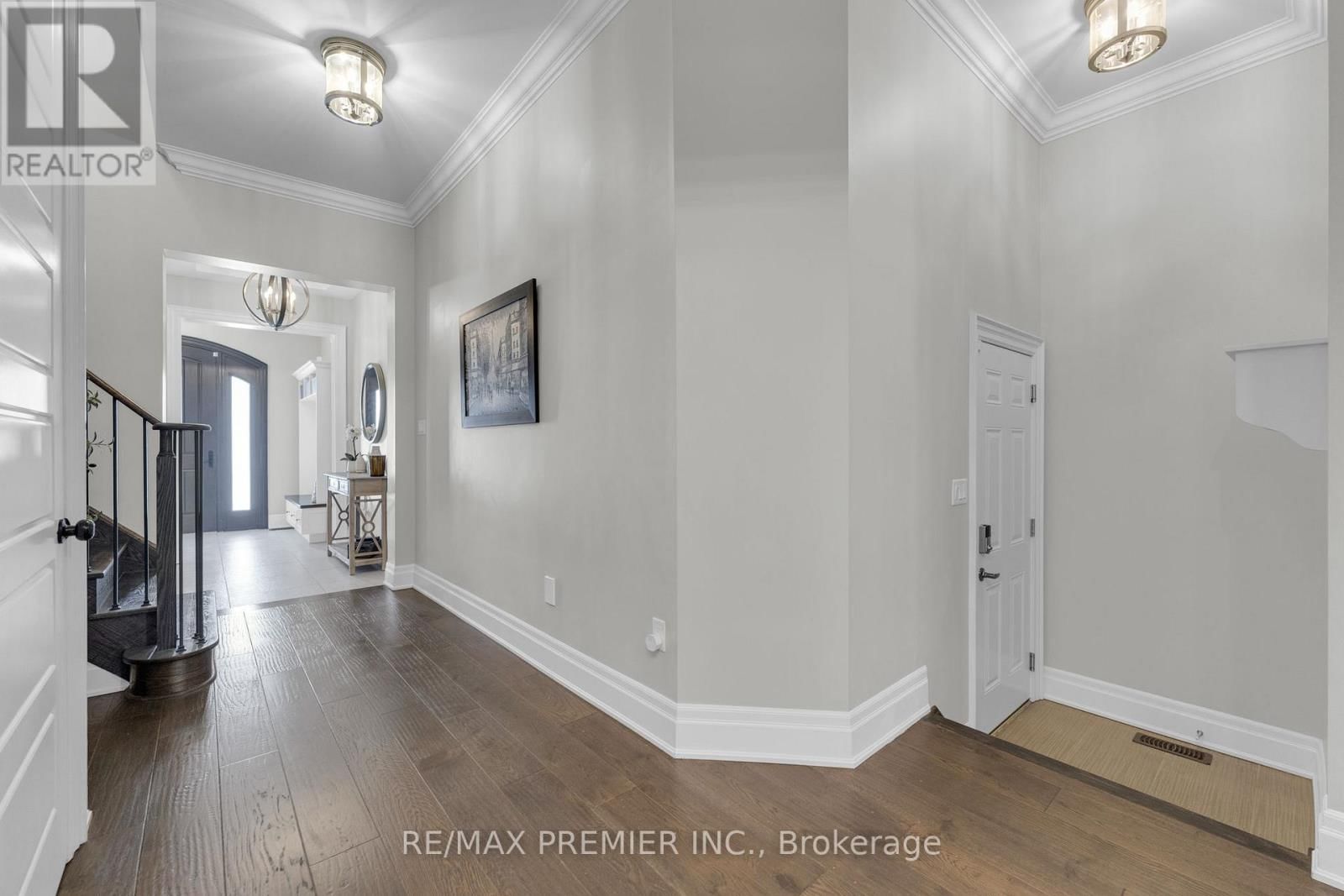 14 KING BOULEVARD Image 8