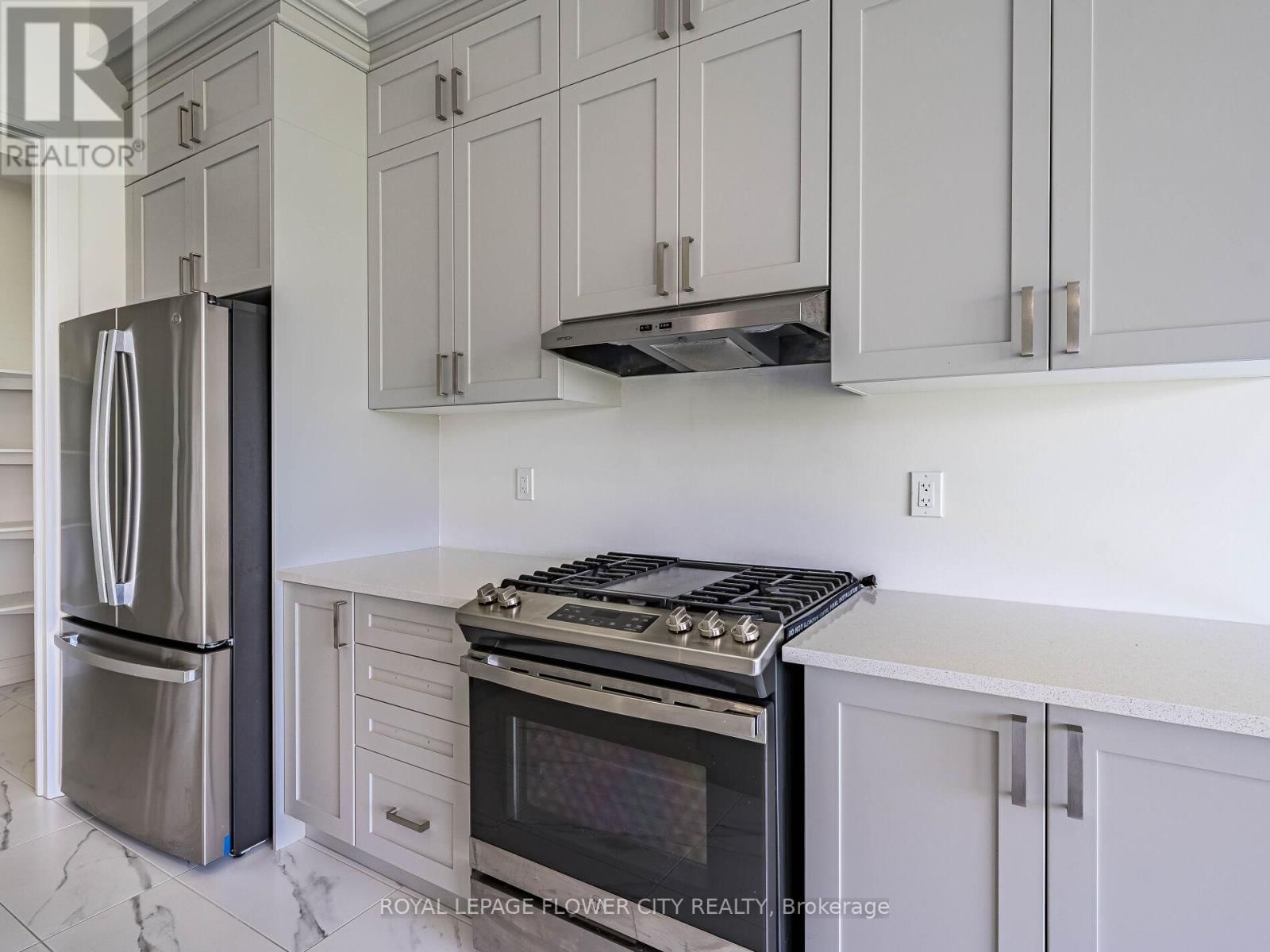 26 HUMMINGBIRD GROVE Image 15