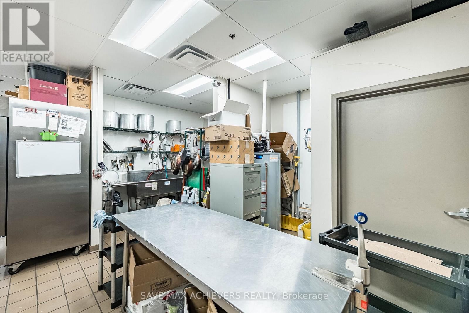 B11 - 9600 ISLINGTON AVENUE Image 32