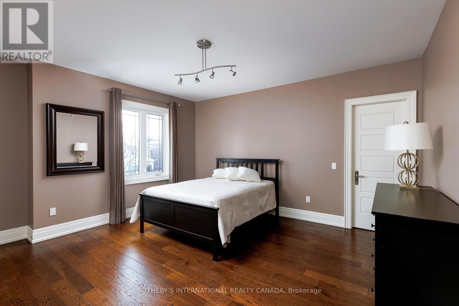 6 WELLER CRESCENT Image 29