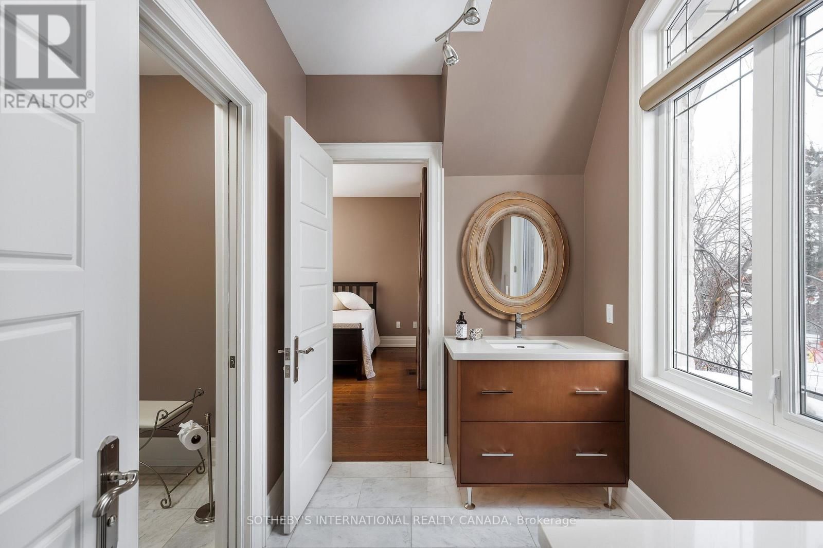 6 WELLER CRESCENT Image 30