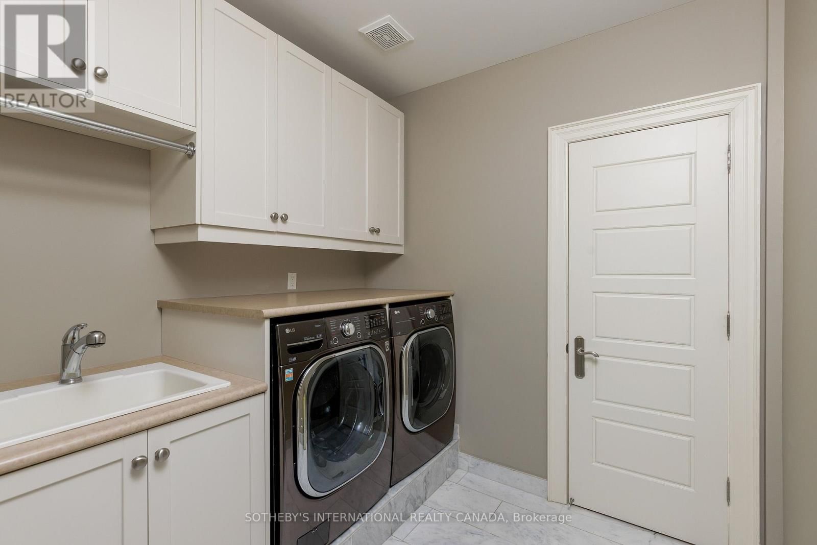 6 WELLER CRESCENT Image 35