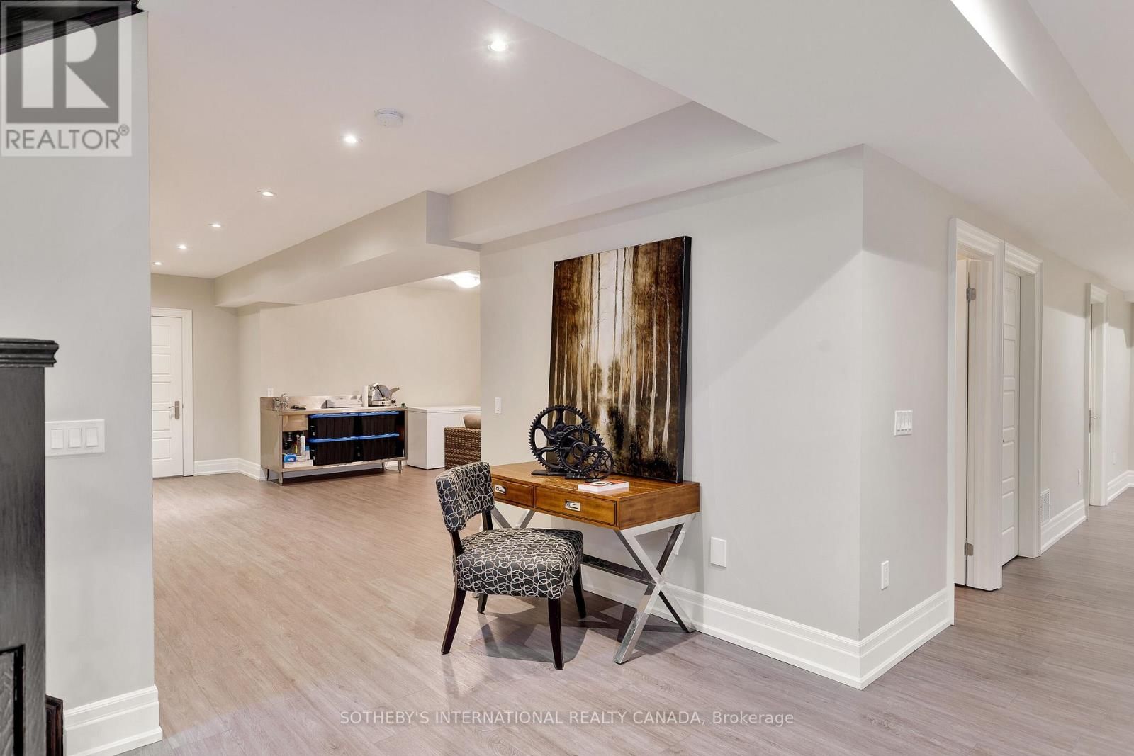 6 WELLER CRESCENT Image 37