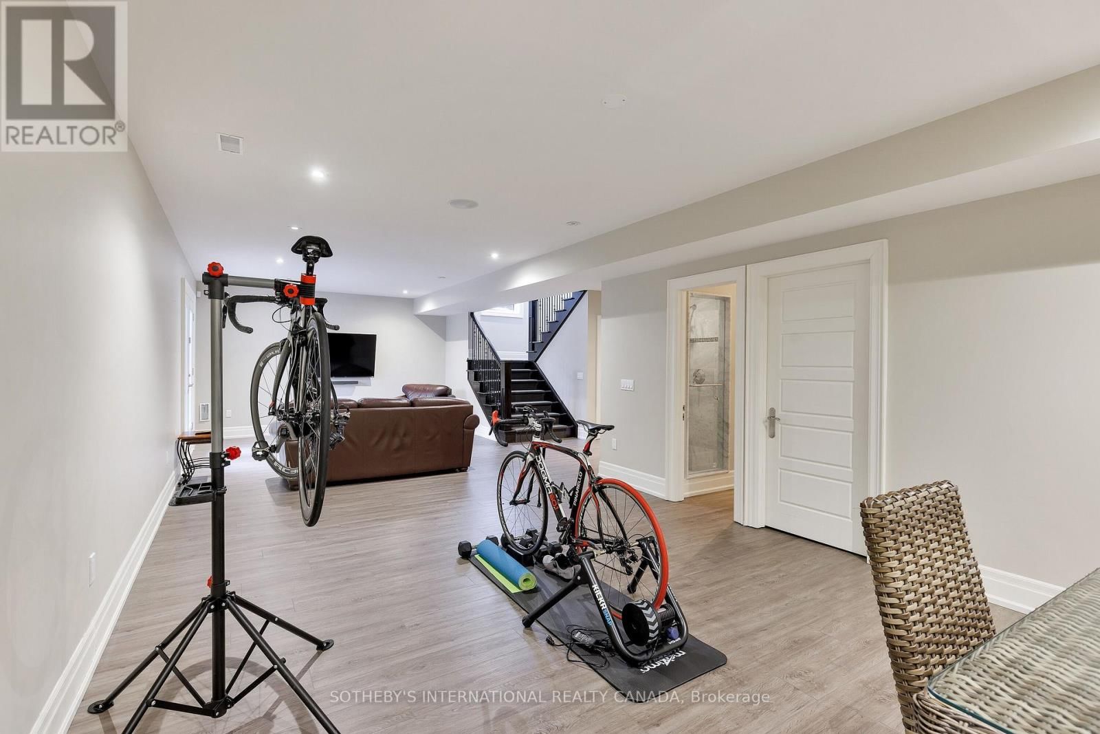 6 WELLER CRESCENT Image 38