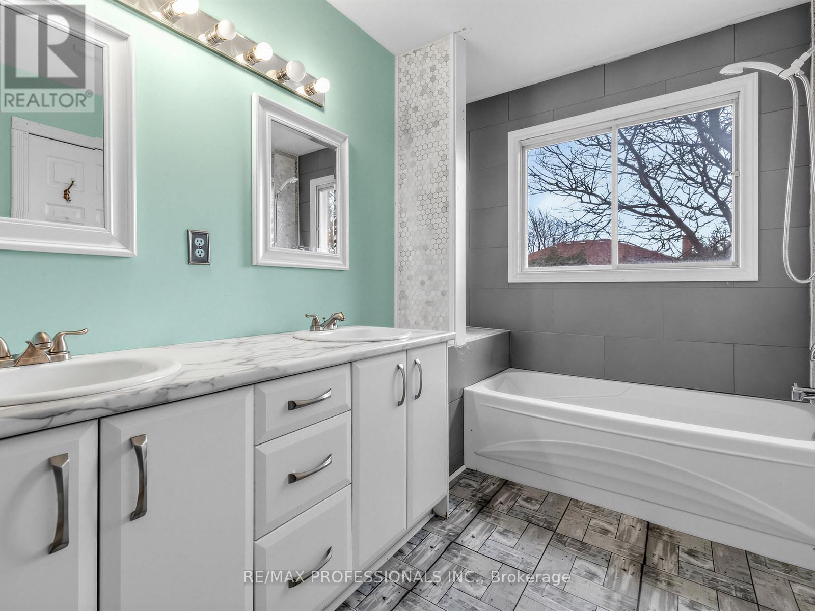 5 COATES CRESCENT Image 16