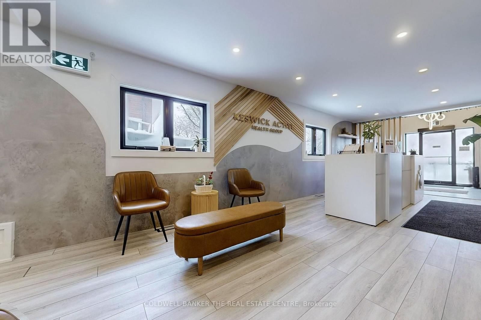 543 THE QUEENSWAY SOUTH Image 10