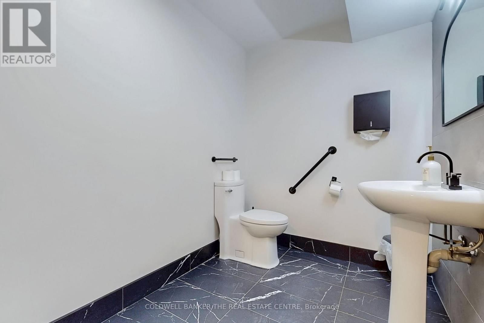 543 THE QUEENSWAY SOUTH Image 12