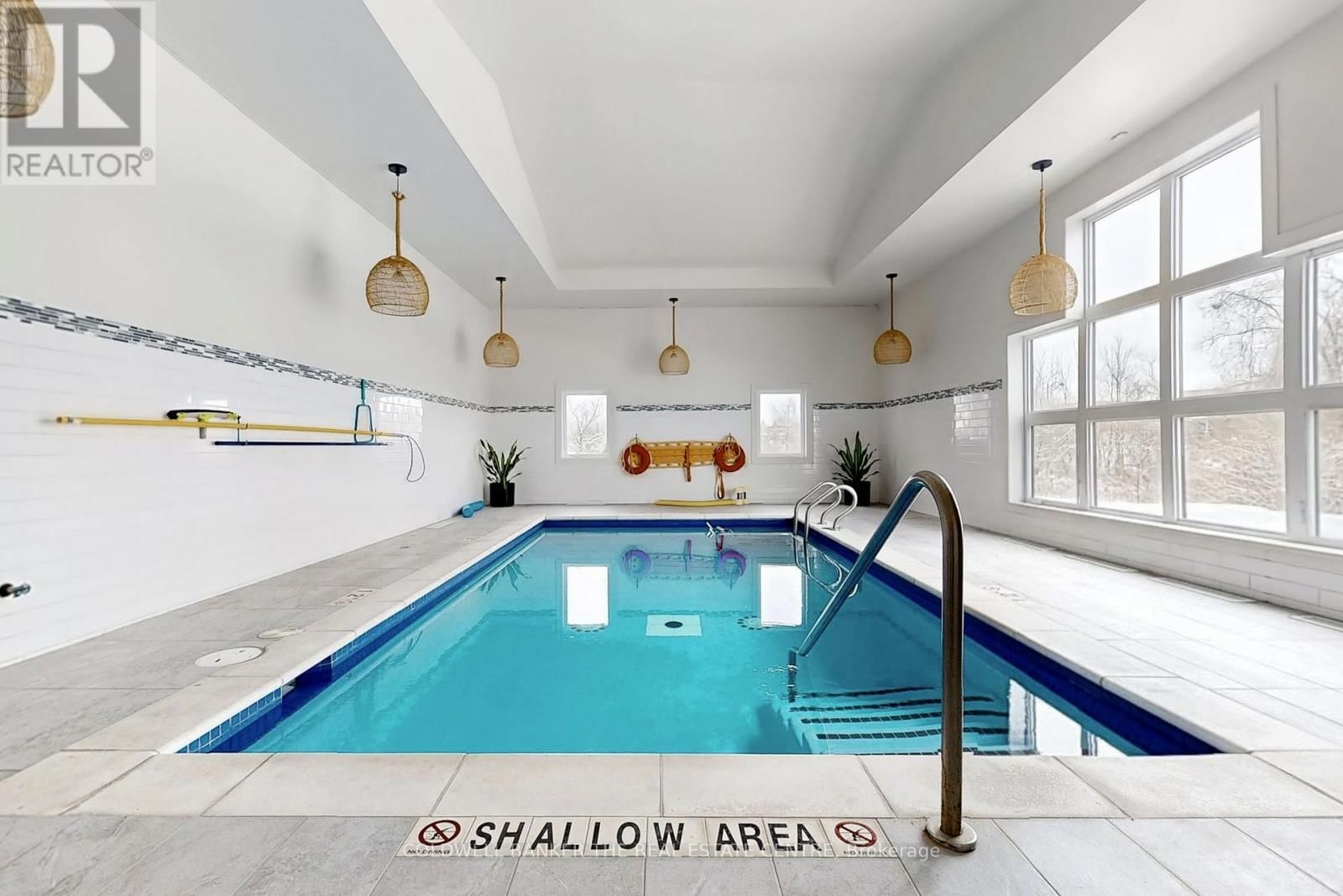 543 THE QUEENSWAY SOUTH Image 13