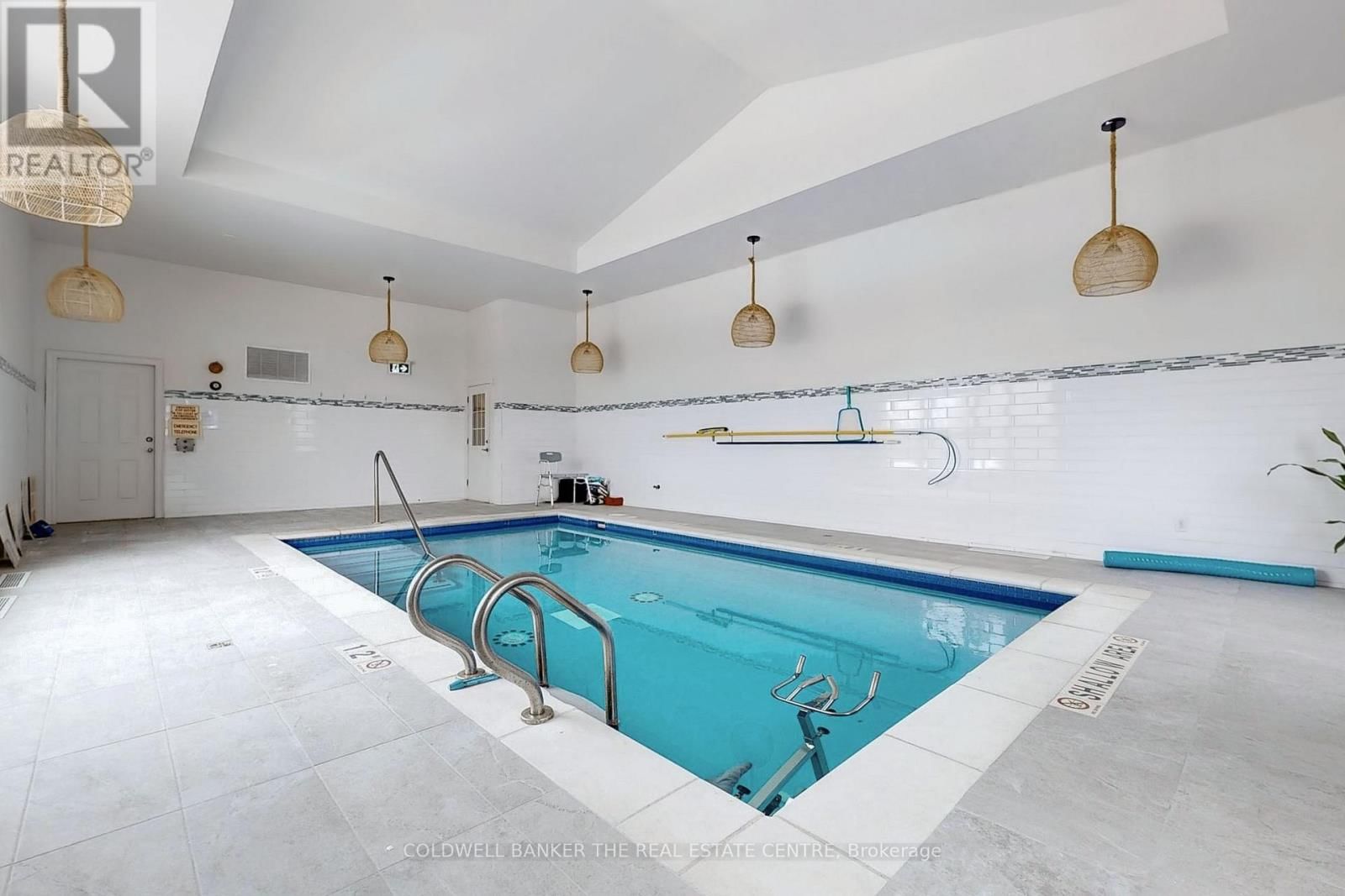 543 THE QUEENSWAY SOUTH Image 14